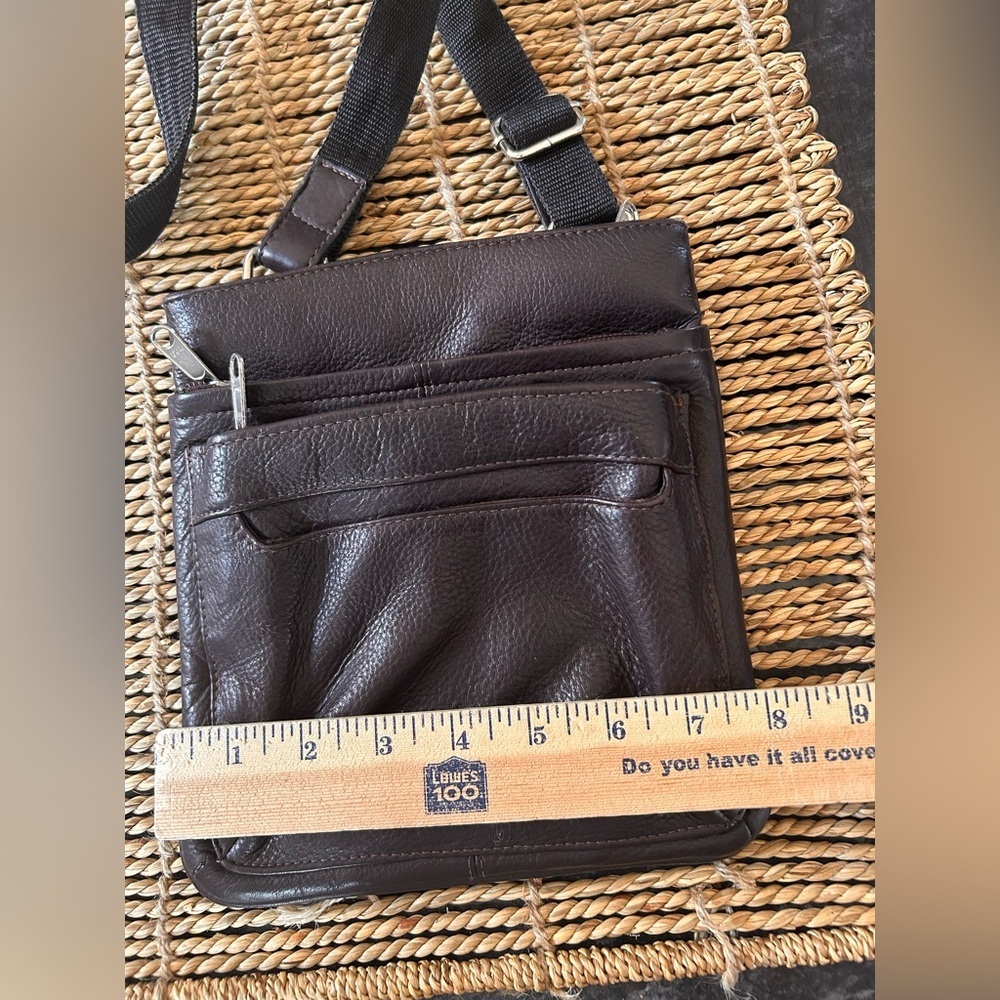 Supple leather crossbody bag. - Picture 6 of 8